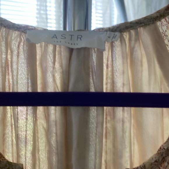 ASTR LORAL PRINT TIERED RUFFLE DRESS IN CREAM MAUVE DITSY SIZE LARGE - Picture 7 of 9